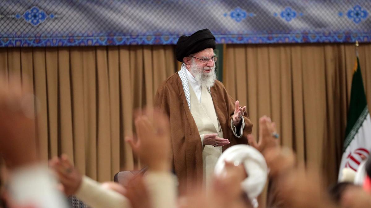 El líder supremo de Irán, Ali Jameneí, durante su encuentro con basijis.