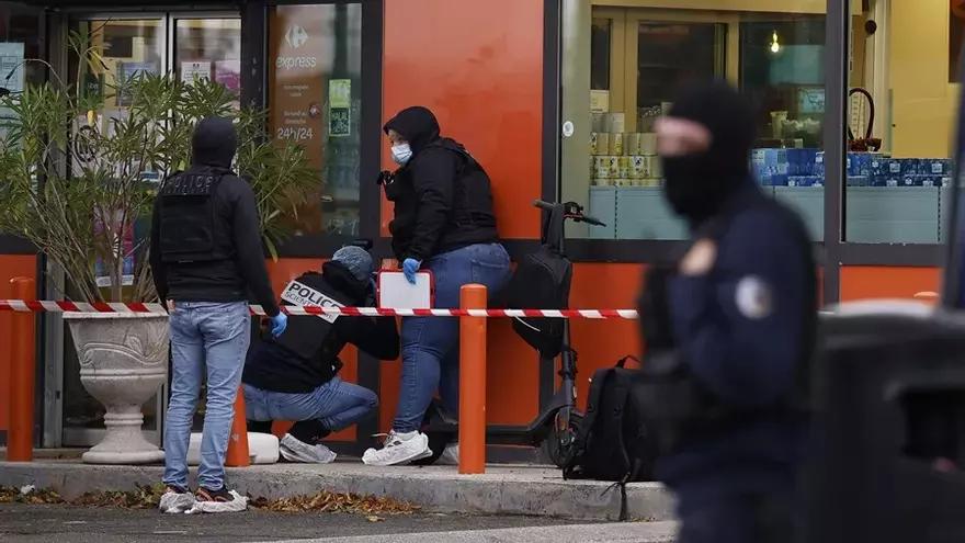 La policía francesa inspecciona uno de los escenarios del tiroteo en Trappes, cerca de París, el pasado 23 de octubre.