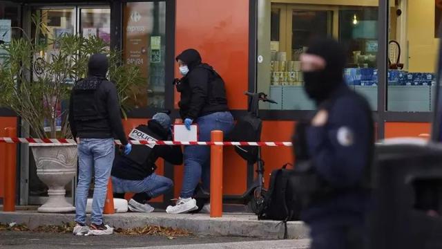 La policía francesa inspecciona uno de los escenarios del tiroteo en Trappes, cerca de París, el pasado 23 de octubre.