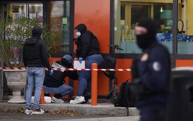 La policía francesa inspecciona uno de los escenarios del tiroteo en Trappes, cerca de París, el pasado 23 de octubre.