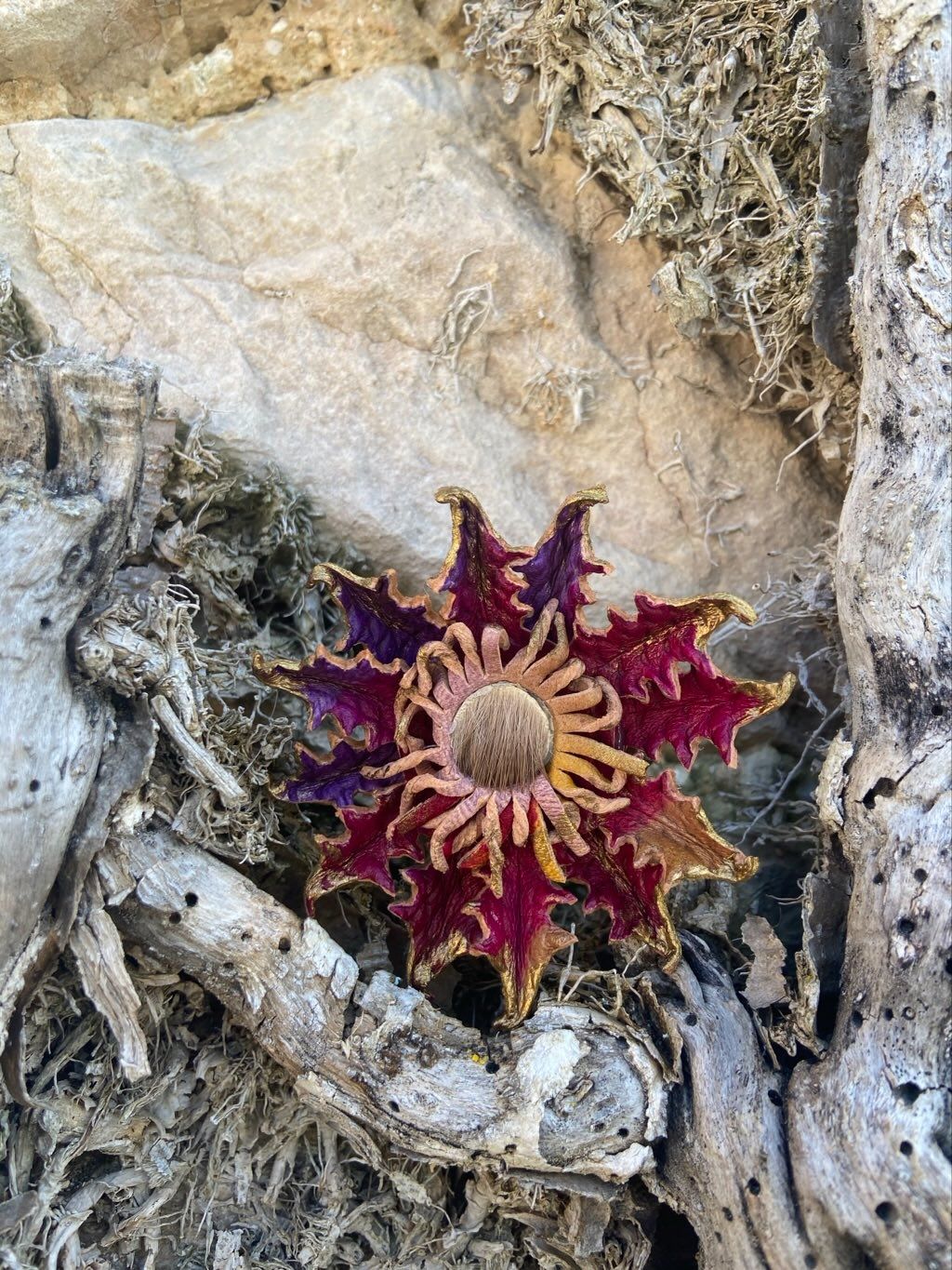 Maider Uli posee un taller donde trabaja el cuero.