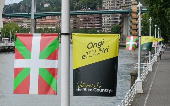 Carteles en el Campo de Volantín de Bilbao alusivos a la salida del Tour
