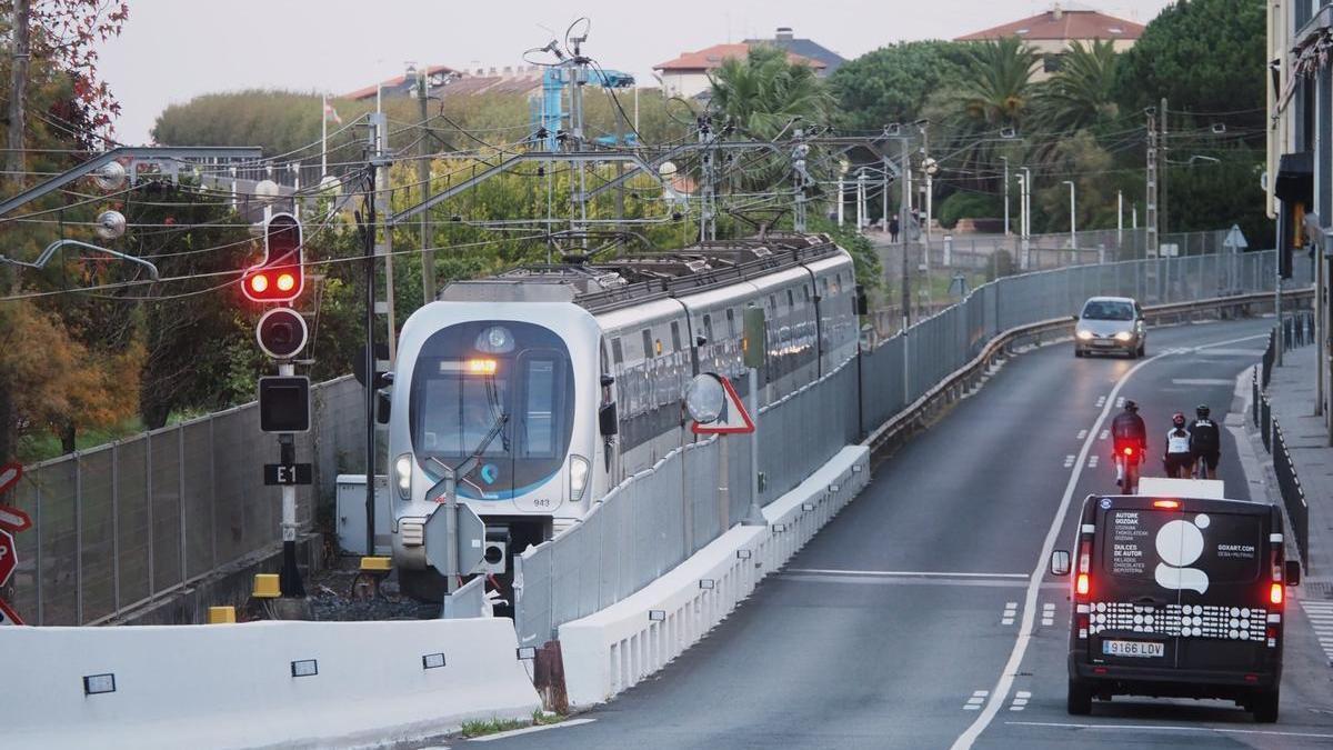 Una unidad ferroviaria abandona la estación de Deba con destino a Mendaro.