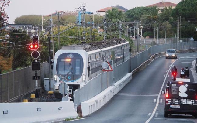 Una unidad ferroviaria abandona la estación de Deba con destino a Mendaro.