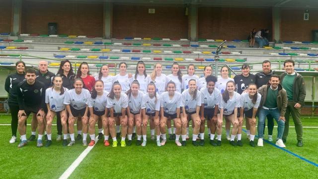 La selección de fútbol senior femenino de Basauri ha sido presentada esta tarde / Ayuntamiento de Basauri La selección de fútbol senior femenino de Basauri ha sido presentada esta tarde
