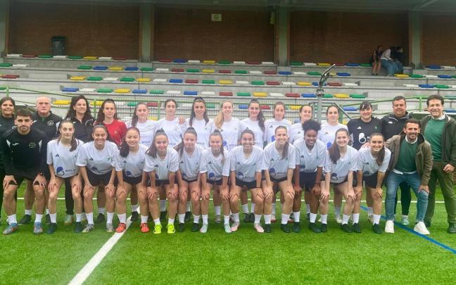 La selección de fútbol senior femenino de Basauri ha sido presentada esta tarde