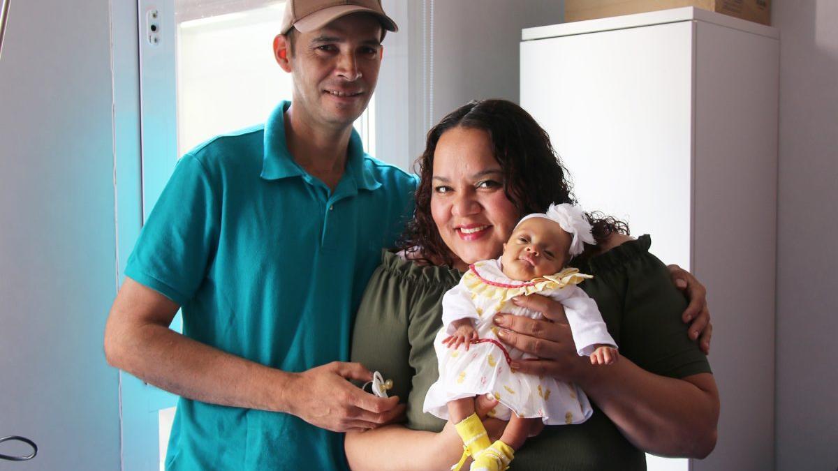 Melany, junto a sus padres.