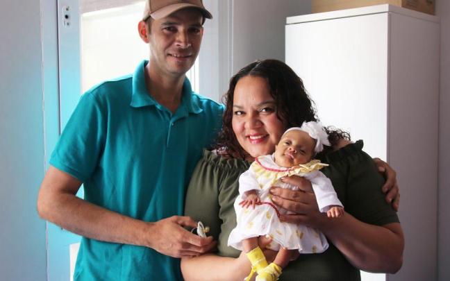 Melany, junto a sus padres.