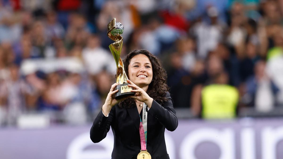 Ivana Andrés levanta la copa del mundo tras ganar el Mundial.