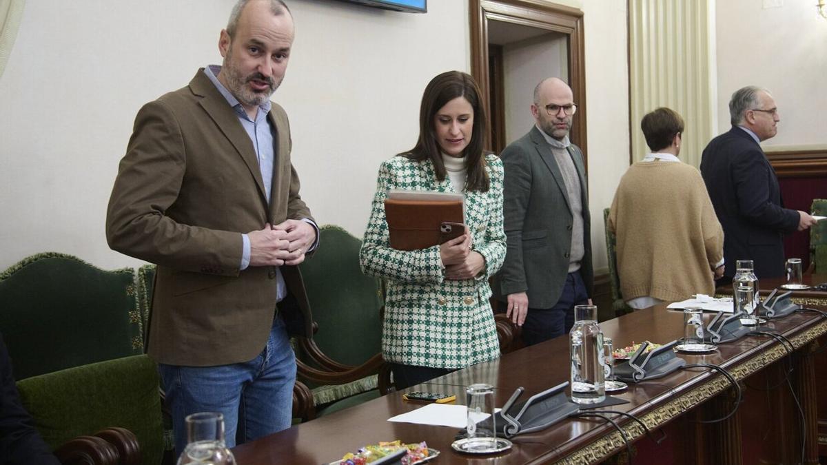 Fermín Alonso, preparándose al inicio del Pleno.