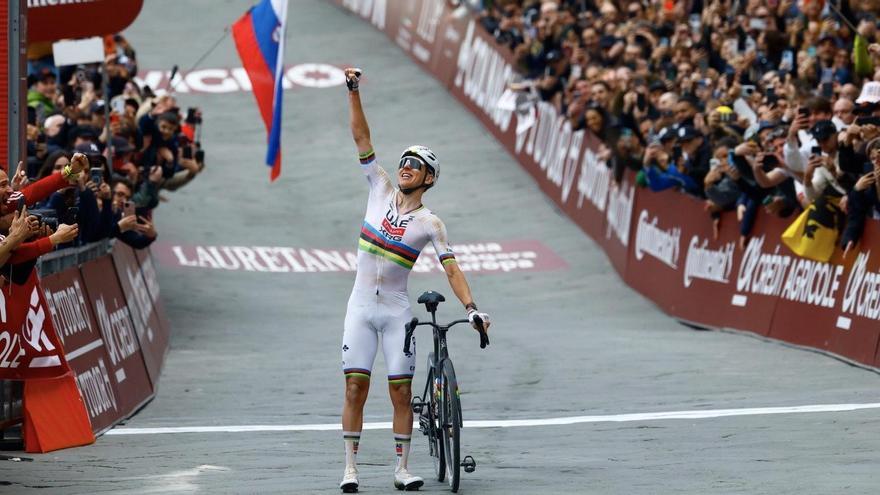 Pogacar alza el puño para celebrar su cuarta victoria en la Strade Bianche.