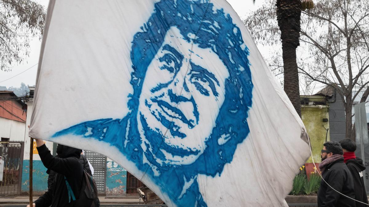 Bandera con el rostro de Victor Jara.