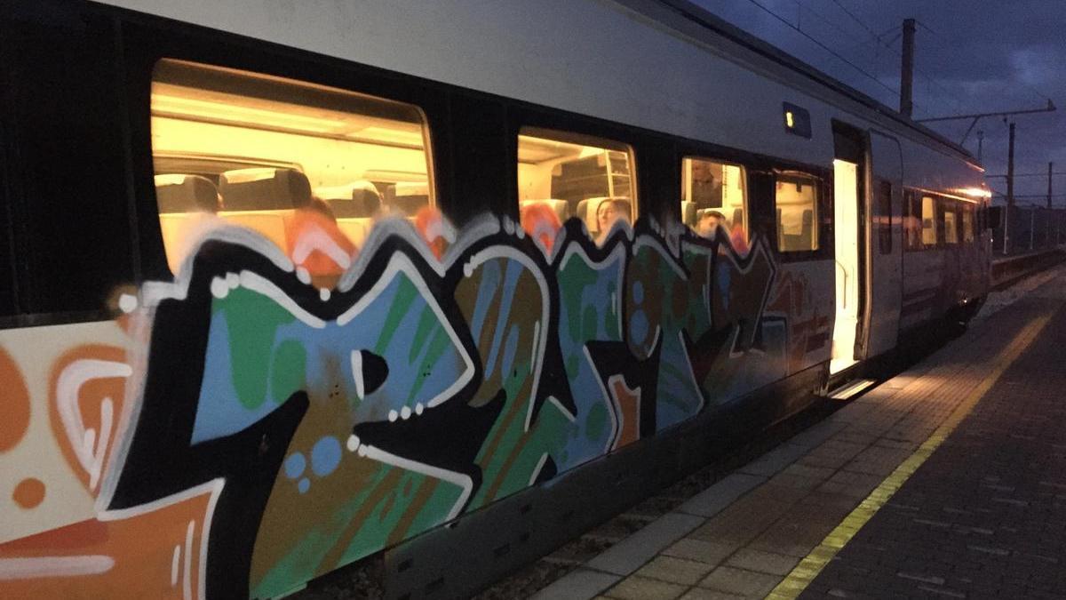 Un grafiti en un tren de Renfe.