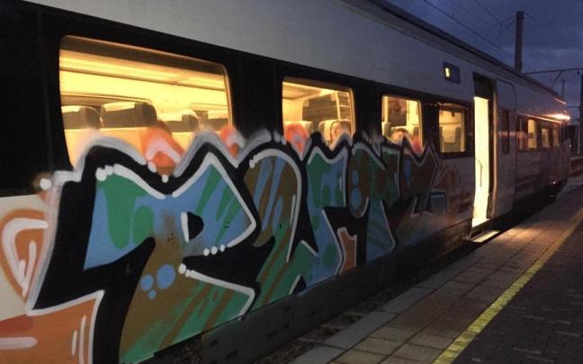Un grafiti en un tren de Renfe.