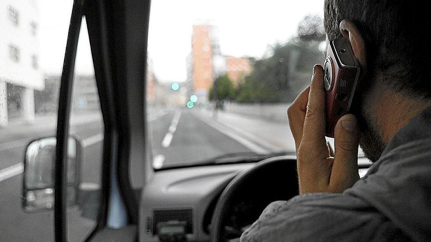 Un conductor circula hablando por el teléfono móvil.