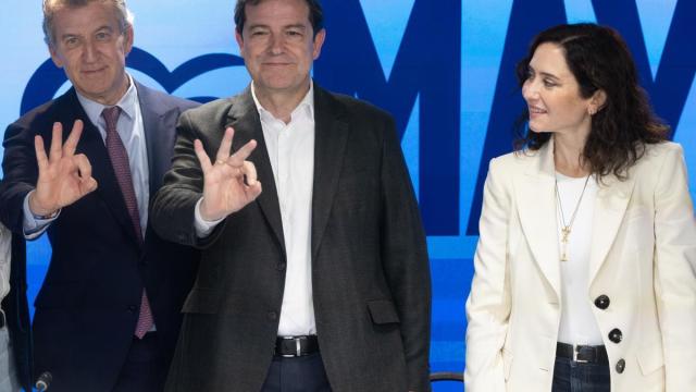 Feijóo y Mañueco hacen un gesto triunfal en la sede del PP en Génova, en presencia de Ayuso.