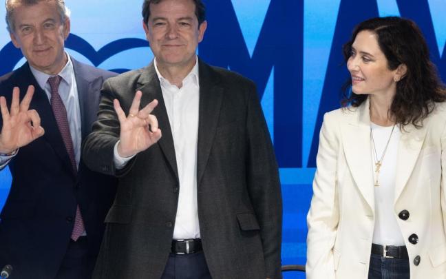 Feijóo y Mañueco hacen un gesto triunfal en la sede del PP en Génova, en presencia de Ayuso.