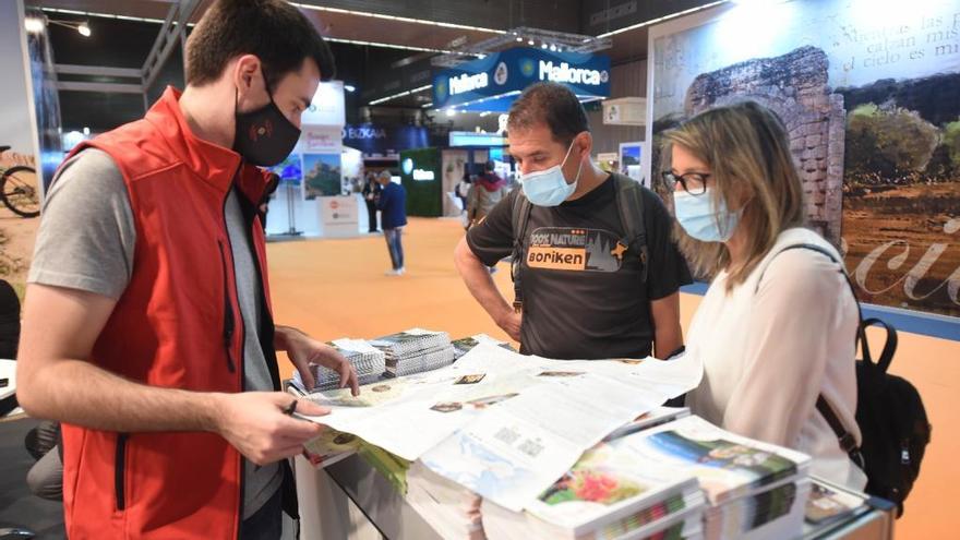 Dos personas consultan un stand en una edición anterior de Expovacaciones