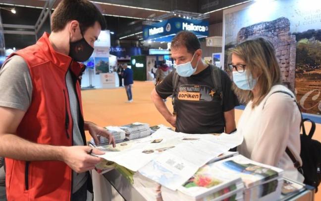 Dos personas consultan un stand en una edición anterior de Expovacaciones