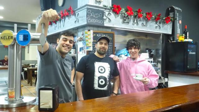 Alex, "Miller" y José Mari, tras la barra del Batzoki,a la espera de la llegada de nuevos clientes.