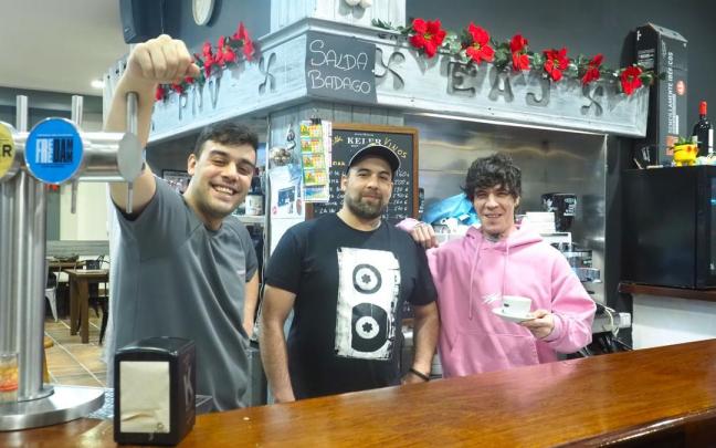 Alex, "Miller" y José Mari, tras la barra del Batzoki,a la espera de la llegada de nuevos clientes.