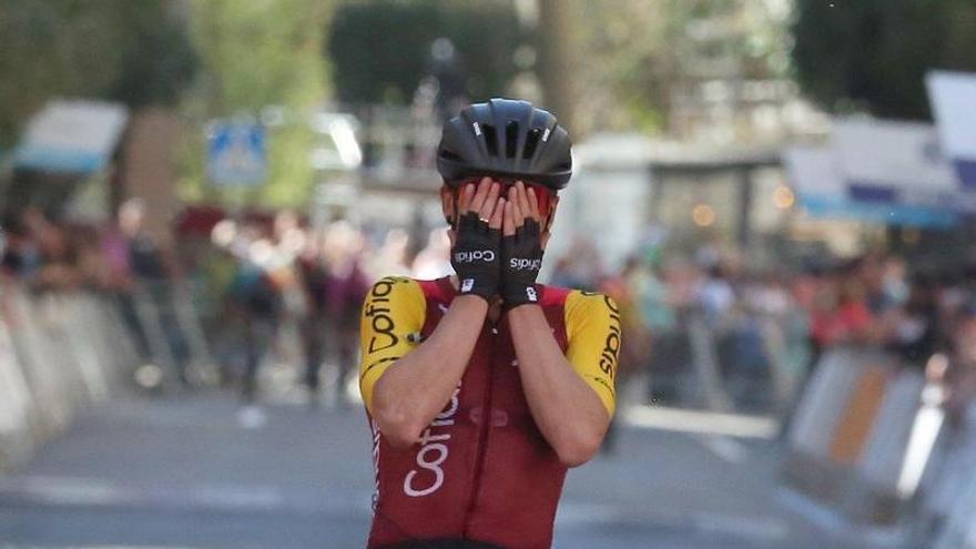 Ion Izagirre se tapa el rostro por la emoción.