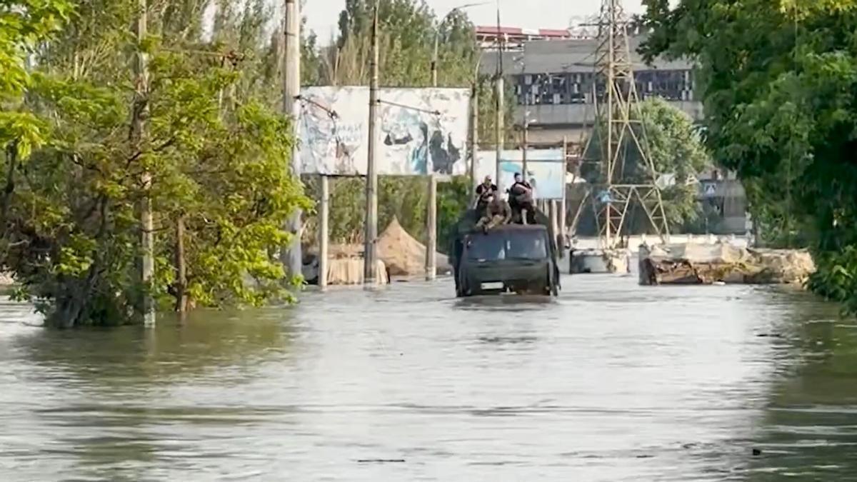 Labores de rescate en Jersón tras las inundaciones causadas por la explosión en la presa.