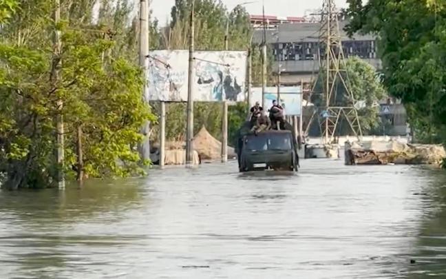 Labores de rescate en Jersón tras las inundaciones causadas por la explosión en la presa.