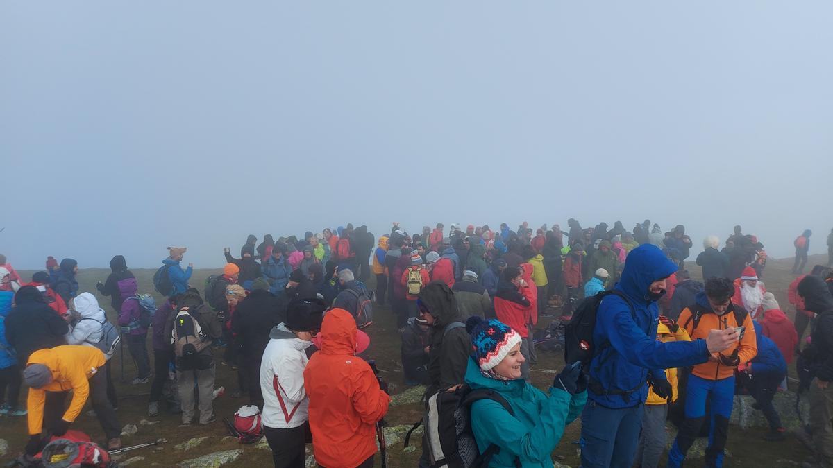 Multitud de montañeros de todas las edades participan en la ascensión al Pico Mencilla para asistir al montaje del nacimiento.