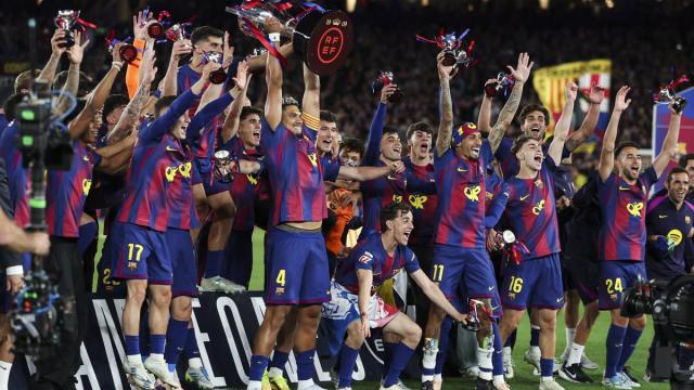 Los jugadores del Barcelona celebran la reedición del título de liga sobre el césped del Camp Nou.