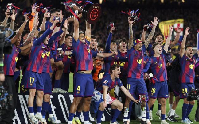 Los jugadores del Barcelona celebran la reedición del título de liga sobre el césped del Camp Nou.