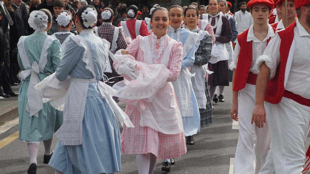 Artzaiak eta iñudeak herriko kaleetan zehar ibili dira jaia girotuz.