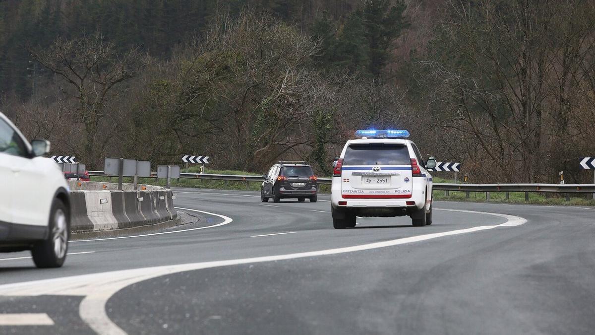 Un coche de la Ertzaintza circula por la zona donde ocurrió el accidente en la N-I.