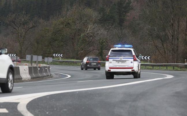 Un coche de la Ertzaintza circula por la zona donde ocurrió el accidente en la N-I.