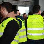 Trabajadores de Renfe a las puertas de la estación de trenes de Santa Justa en Sevilla.