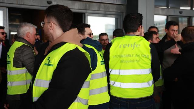 Trabajadores de Renfe a las puertas de la estación de trenes de Santa Justa en Sevilla.