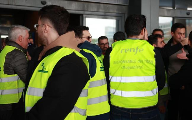Trabajadores de Renfe a las puertas de la estación de trenes de Santa Justa en Sevilla.