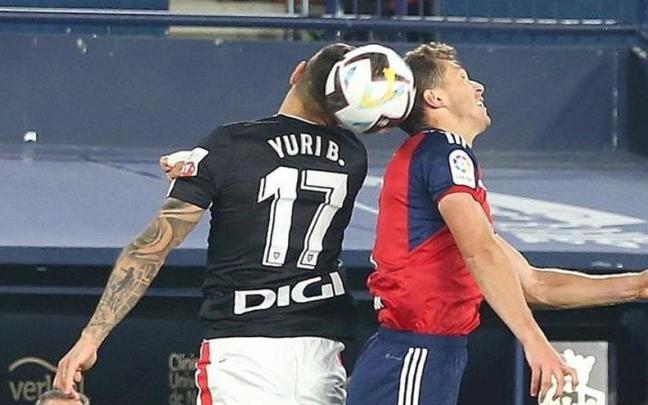 Yuri y Torró pugnan por un balón en El Sadar. Yuri y Torró pugnan por un balón en El Sadar.