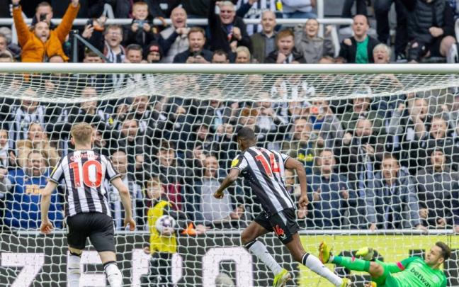 Alexander Isak celebrando un gol ante el West Ham. / E.P.
