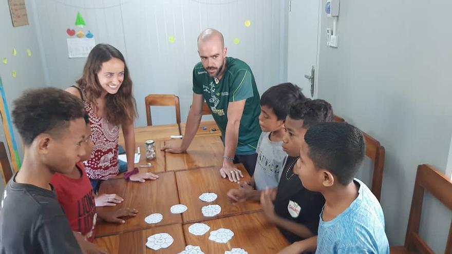 Elisa y Daniel ayudan a niños de Timor Oriental en su aprendizaje.