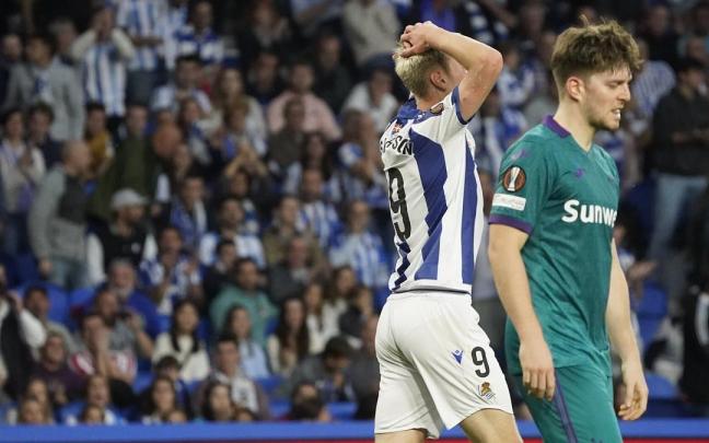 Óskarsson se lamenta después de que su lanzamiento se estrellara en el larguero. / RUBEN PLAZA