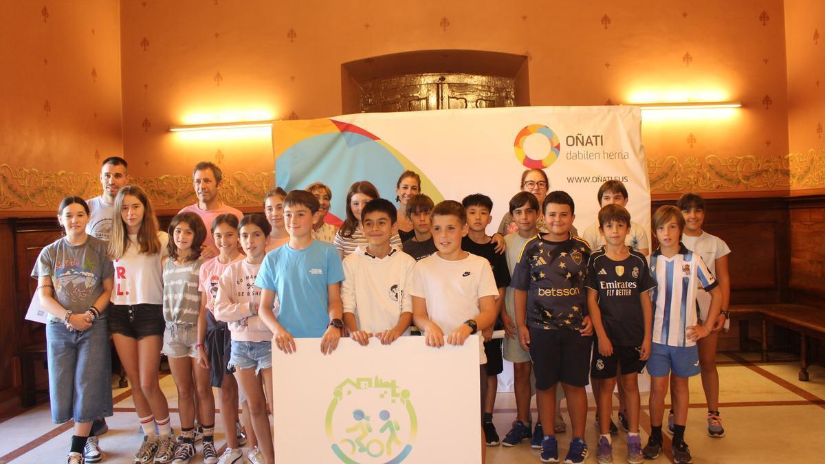 Escolares de los tres centros oñatiarras que han participado en la presentación de los resultados de la medición de la calidad del aire.