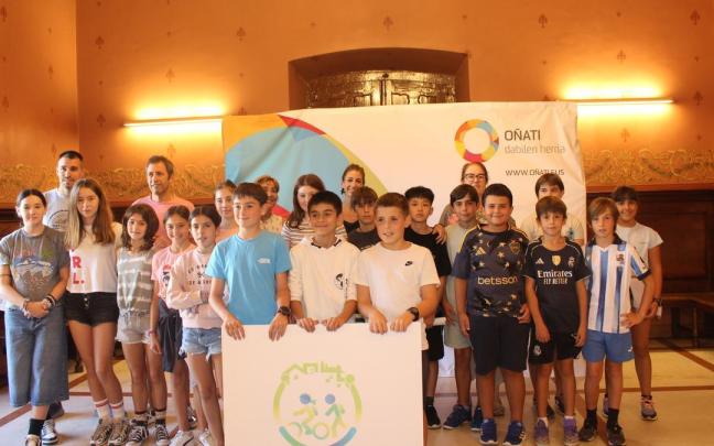 Escolares de los tres centros oñatiarras que han participado en la presentación de los resultados de la medición de la calidad del aire.
