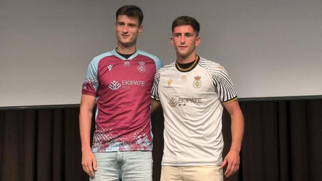 Gaizka Martínez con la segunda equipación, y Aitor Galarza con la local