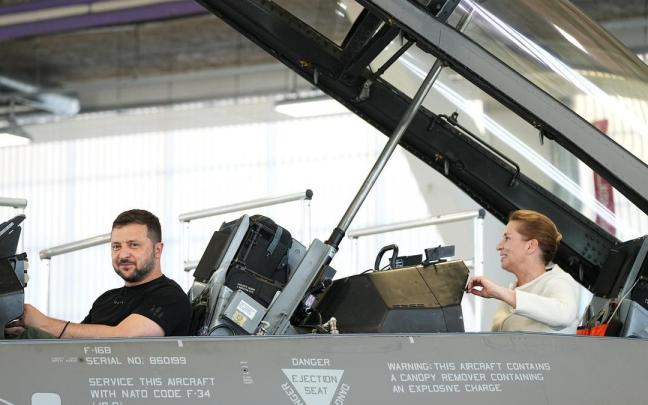 El presidente ucraniano, Volodímir Zelenski, y la primera ministra danesa, Mette Frederiksen, a bordo de un caza F-16. El presidente ucraniano, Volodímir Zelenski, y la primera ministra danesa, Mette Frederiksen, a bordo de un caza F-16.