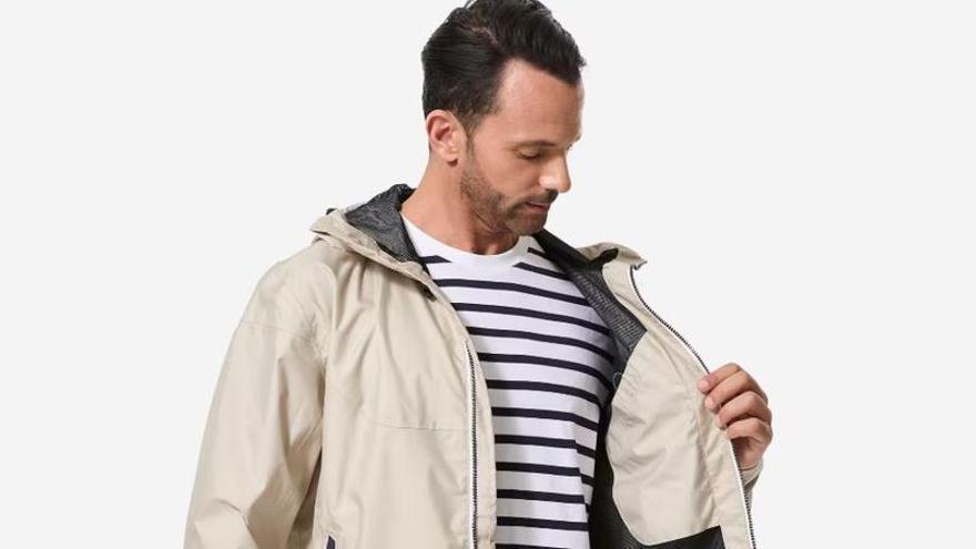 La chaqueta cortavientos de vela 100 impermeable y color beige de Decathlon
