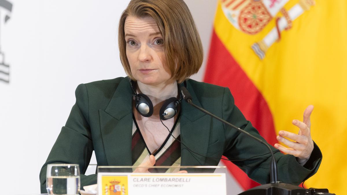 La economista jefe de la OCDE, Clare Lombardelli, durante la presentación del informe.