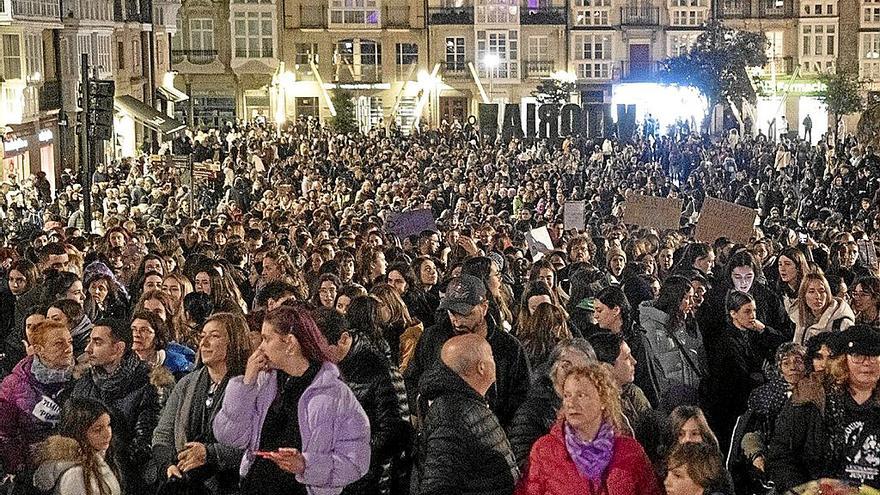 Lerro hauekin batera agertzen den irudian, atzoko kontzentrazioaren irudia Gasteizen.