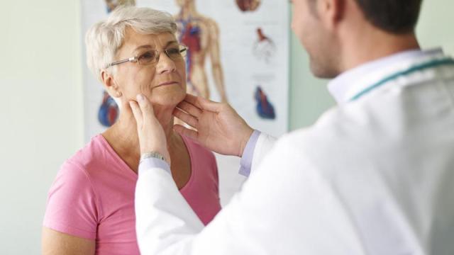Una mujer acude al médico por problemas en la garganta | Freepik