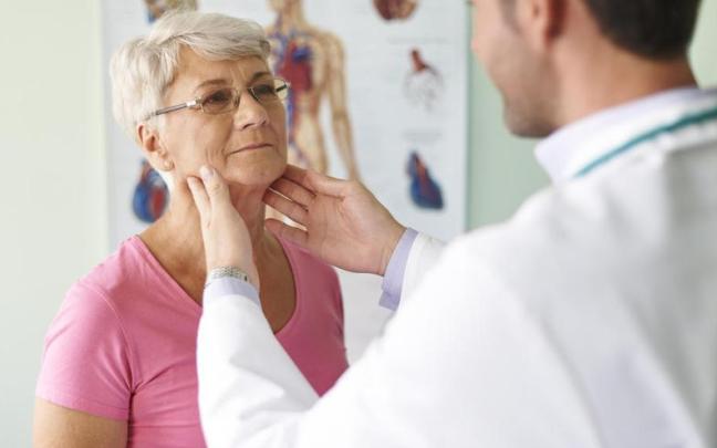 Una mujer acude al médico por problemas en la garganta | Freepik